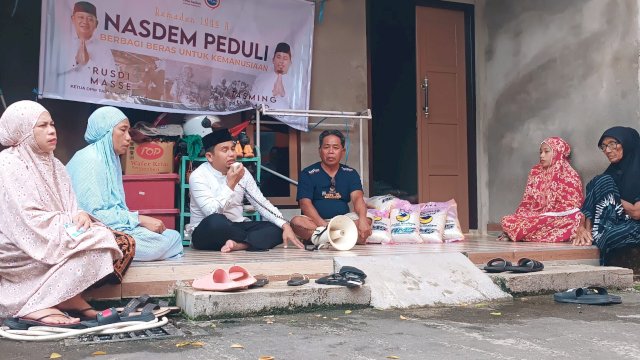 Ket : Tasming Hamid (TSM) saat mengunjungi warga di Kelurahan Sumpang Minangae untuk membagikan beras (Foto : Mulyadi Ma'ruf/Republiknews.co.id)