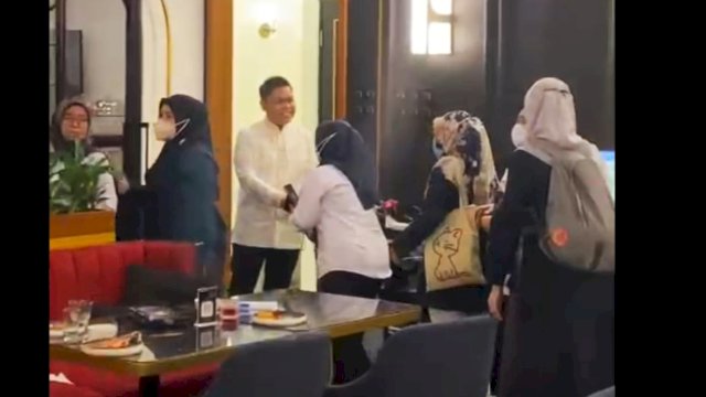 Direktur Utama PT SCI, Yasir Machmud menggelar acara buka puasa bersama seluruh direksi dan karyawan Perseroda Sulawesi Selatan di Kafe and Resto The ICON Yasika, Makassar, Senin (3/4/2023). (Foto: Istimewa)