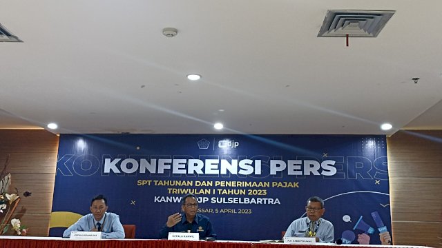 Kepala Kanwil DJP Sulselbartra Arridel Mindra saat memberikan arahan terkait capaian realisasi pajak di triwulan I 2023, di Aula Kantor DJP Sulselbarta, Rabu (05/04). (Chaerani/Republiknews.co.id)