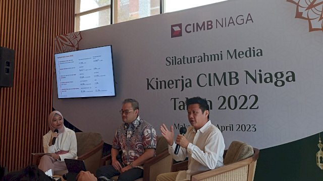 Chief of Network & Digital Baking CIMB Niaga Budiman Tanjung saat memaparkan kondisi bisnis CIMB Niaga, di sela-sela Silaturahmi Media Kinerja CIMB Niaga Tahun 2022, di Ruang Lontaran, Hotel The Rinra Makassar, Rabu (05/04). (Chaerani/Republiknews.co.id)