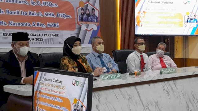 Ket : Direktur RS dan Menajemen terima kunjungan tim survei simulasi akreditasi KARS (Istimewa)