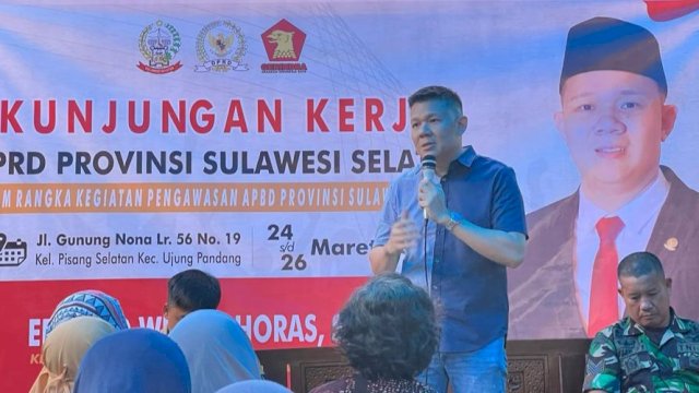 Anggota DPRD Sulawesi Selatan, Edward Wijaya Horas saat menggelar kegiatan kunjungan kerja dalam rangka pengawasan APBD Sulsel di Kelurahan Pisang Selatan, Kecamatan Ujung Pandang, Makassar, Minggu (26/3/2023). (Foto: Istimewa)