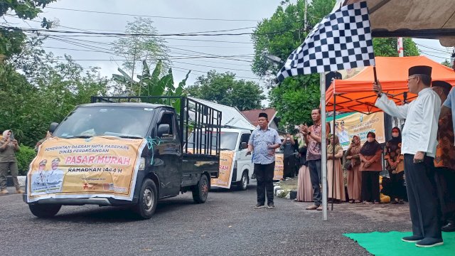 Ket : Wali Kota Parepare, Taufan Pawe melepas Tim Pasar Murah Ramadan 1444 H (Foto : Mulyadi Ma'ruf / Republiknews.co.id)