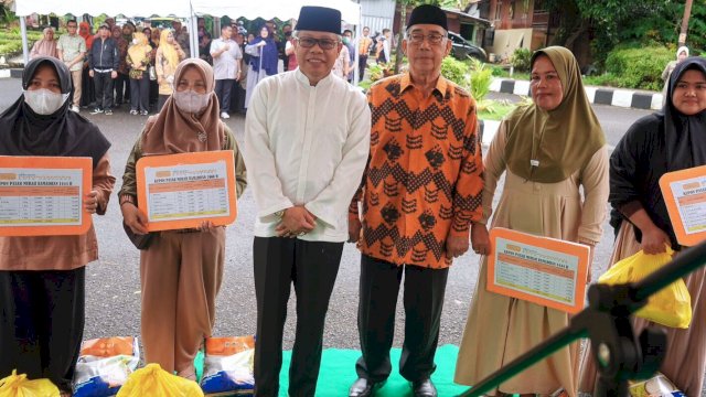 Ket : Wali Kota Parepare, Taufan Pawe didamping Wakilnya, Pangerang Rahim usai menyerahkan secara simbolis paket sembako pasar murah ramadan ke warga (istimewa)