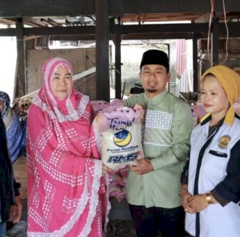 Giliran Warga Sibolata Kebagian Paket Beras dari Tasming Hamid