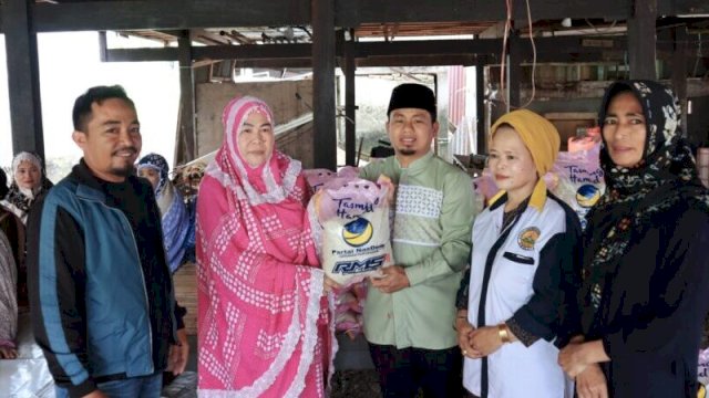 Ket : Tasming Hamid (TSM) kembali berbagi paket beras untuk warga IKKB Sibolata (Istimewa)