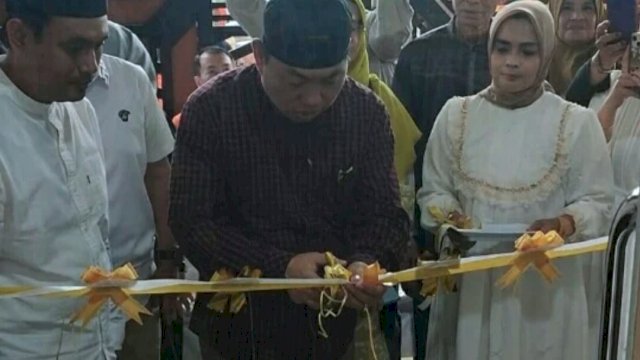 Ket : Pengguntingan Pita Grand Opening D'Corner Cafe and Resto Parepare oleh Ketua DPRD Parepare, Kaharuddin Kadir didampingi Ownernya Sri Tanty (Istimewa) 