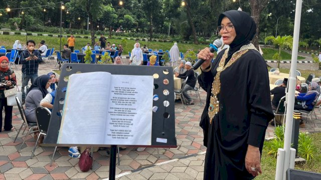 Liestiaty Fachruddin Nurdin Abdullah saat menggelar silaturahmi bersama relawan dan alumni Kartika Candra Kirana (Kacak) di Pelataran Hotel Unhas Makassar, Sabtu (8/4/2023). (Foto: Istimewa)