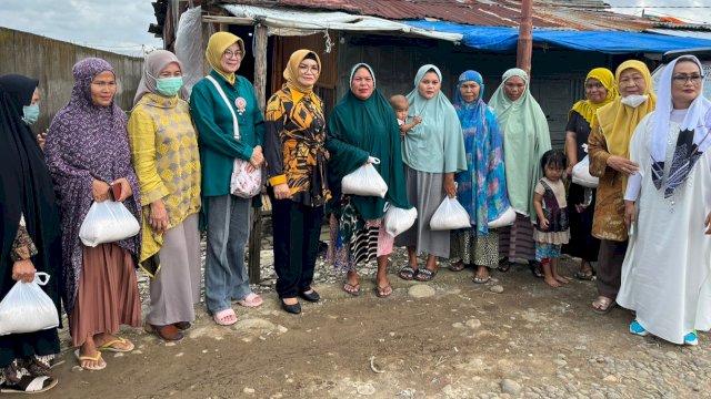 Fungsionaris Partai Golkar, Liestiaty Fachruddin Nurdin Abdullah membagikan bantuan sembako kepada masyarakat Kabupaten Gowa, Minggu (9/4/2023). (Foto: Istimewa)