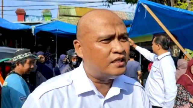 Kepala Kanwil VI KPPU Hilman Pujana usai melakukan sidak harga dan ketersediaan bahan pokok di Pasar Pabaeng-Baeng, Kota Makassar, Kamis (13/04). (tangkapan layar)