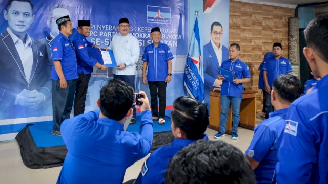 Suasana penyerahan SK DPC Partai Demokrat kabupaten/kota se Sulsel yang digelar di Sekretariat DPD Demokrat Sulsel, Jalan Mirah Seruni, Makassar, Sabtu (15/4/2023). (Foto: Istimewa)