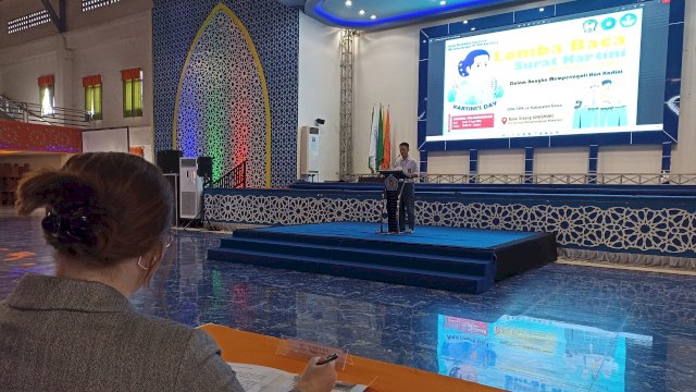 Salah satu peserta Lomba Baca Surat Kartini Berbahasa Inggris saat tampil dihadapan juri yang berlangsung di Balai Sidang Unismuh Makassar, Senin (17/04). (Chaerani/Republiknews.co.id)