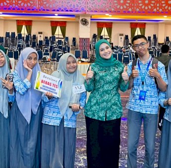 Siswi SMAN 1 Gowa Juara 2 Lomba Baca Surat Kartini, Terima Tiket Bebas Tes Unismuh