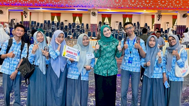 Siswi Kelas X SMA Negeri 1 Gowa Maylavly Jacindaliya Rauf RH Noea (keempat kiri) berhasil meraih Juara 2 pada Lomba Baca Surat Kartini Berbahasa Inggris. (Dok. Humas Gowa)