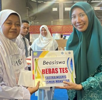Siswi SMAN 14 Gowa Tisya Utari, Raih Juara 3 Baca Surat Kartini Berbahasa Inggris