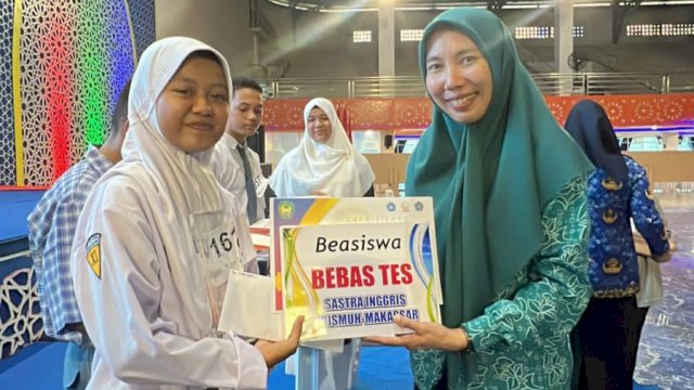 Siswi Kelas XI IPA 4, SMA Negeri 14 Gowa Tisya Utari Arianto berhasil meraih Juara 3 pada Lomba Baca Surat Kartini Berbahasa Inggris yang digelar TP PKK Kabupaten Gowa bekerjasama Dinas Pendidikan Kabupaten Gowa. (Dok. Humas Gowa)
