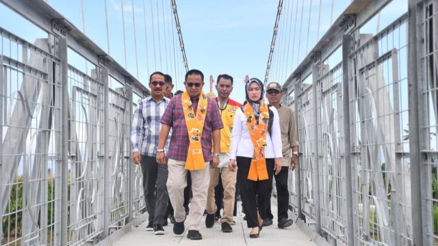 Anggota DPR RI Dapil Sulsel III, Muhammad Fauzi saat meresmikan Jembatan Beringin Jaya di Kecamatan Baebunta Selatan, Luwu Utara, Rabu (26/4/2023). (Foto: Istimewa)