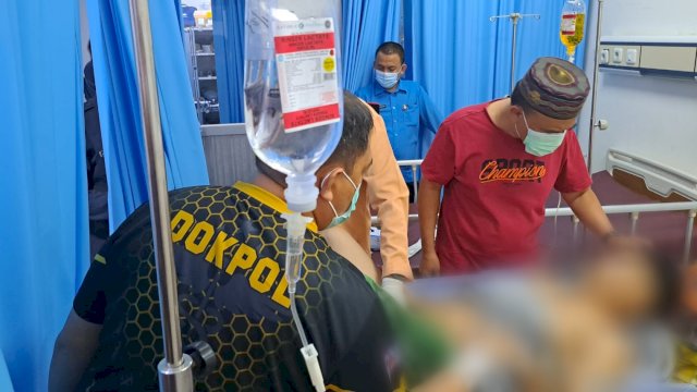 Anggota Polres Jeneponto yang merupakan korban penembakan saat dilarika ke Rumah Sakit Bhayangkara Makassar, Kamis (27/04/2023). (Istimewa)