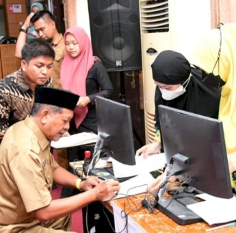 Jajaran Pemkab Soppeng Bayar Zakat Melalui Baznas, Andi Kaswadi: Ini Kewajiban Tak Bisa Ditawar