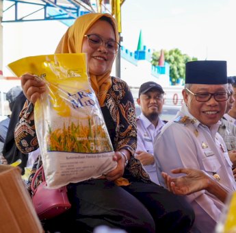 Wali Kota Taufan Pawe Bagikan Beras Gratis ke Warga saat Kunjungi Pasar Murah di Soreang