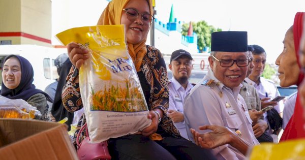 Wali Kota Taufan Pawe Bagikan Beras Gratis ke Warga saat Kunjungi Pasar Murah di Soreang