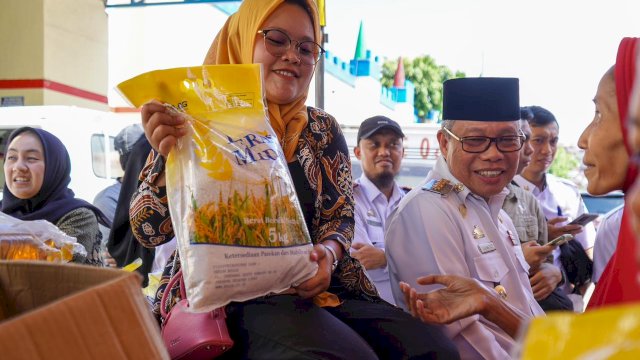 Ket : Taufan Pawe tinjau pasar murah baikan warga beras