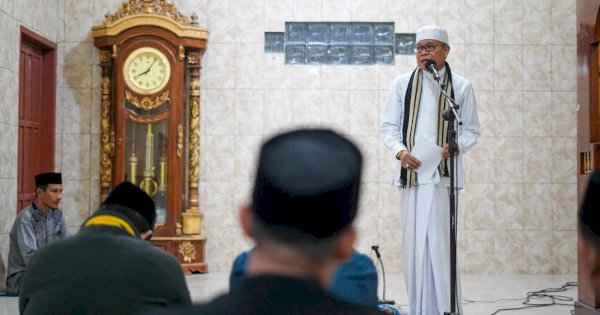 Taufan Pawe Safari Ramadan di Masjid Jami Nurul Iman Lemoe, Ajak Warga Perbanyak Bersyukur