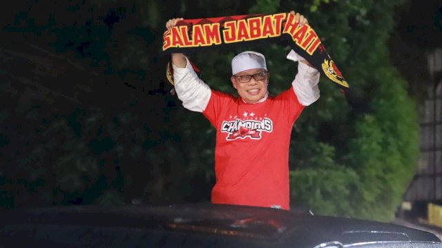 Ket : aufan Pawe (TP) bersama ratusan suporter konvoi atas juara PSM Makassar BRI Liga 1 2022/2023