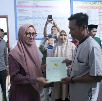 Indah Putri Indriani Serahkan Sertifikat 65 Bidang Tanah Untuk Masyarakat Batanng Tongka