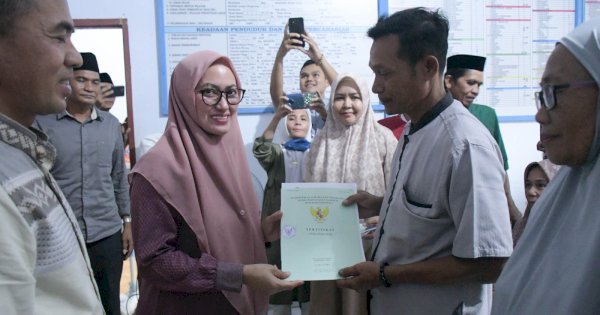 Indah Putri Indriani Serahkan Sertifikat 65 Bidang Tanah Untuk Masyarakat Batanng Tongka