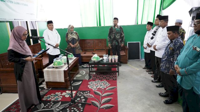 Bupati Luwu Utara Indah Putri Indriani mengkuhkan Satgas Zakat Luwu Utara di Kantor Baznas Luwu Utara. Jumat (07/04/2023)