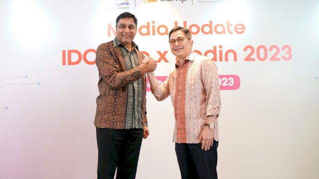 President Director and CEO Indosat Ooredoo Hutchison Vikram Sinha bersama Ketua Umum Kamar Dagang dan Industri (Kadin) Indonesia Arsjad Rasjid saat berfoto bersama usai Media Update IDCamp x Kadin 2023, Senin (10/04). (Dok. Indosat Ooredoo Hutchison)