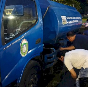 PAM Tirta Karajae Parepare Siagakan Mobil Tangki di Masjid Terapung Selama Ramadan