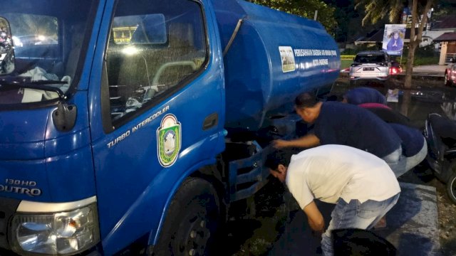 PAM Tirta Karajae Parepare Siagakan Mobil Tangki di Masjid Terapung Selama Ramadan