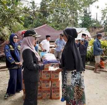Serahkan Bantuan ke Warga Terdampak Angin Kencang, IDP: Waspada Cuaca Ekstrem