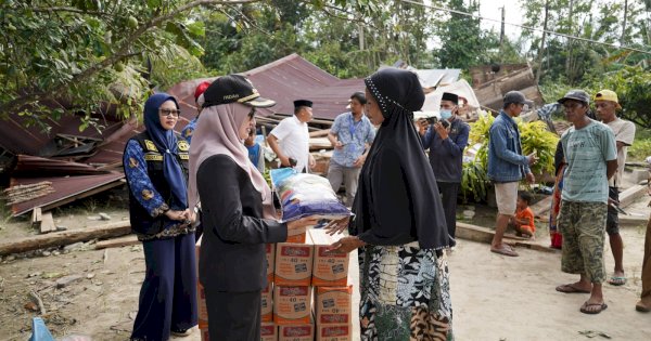 Serahkan Bantuan ke Warga Terdampak Angin Kencang, IDP: Waspada Cuaca Ekstrem