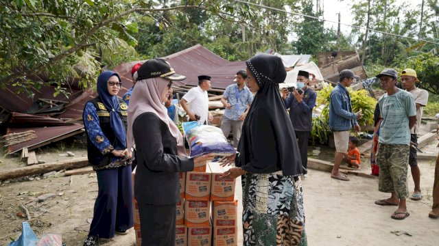 Bupati Luwu Utara Indah Putri Indriani menyerahkan bantuan kepada salah satu warga terdampak bencana angin kencang di Desa Tarobok, Kecamatan Baebunta dan Desa Lara, Kecamatan Baebunta Selatan. Senin (17/04).