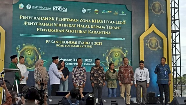 Gubernur Sulsel Andi Sudriman Sulaiman, didampingi Kepala Perwakilan BI Sulsel Causa Iman, saat menyerahkan sertifikat halal kepada salah satu pengelola tenant kuliner di Kawasan Kuliner Lego-Lego CPI Makassar, Senin (03/04/2023). (Foto: Chaerani / Republiknews.co.id)
