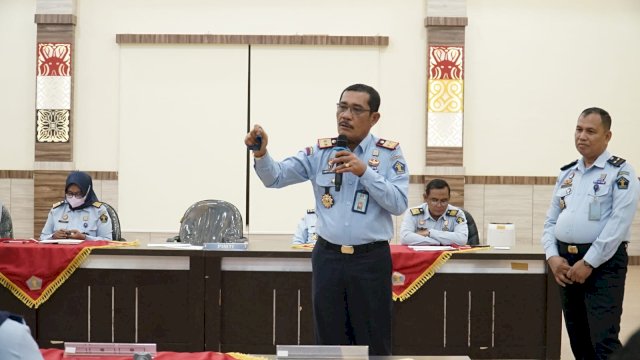Kakanwil Kemenkumham Sulsel Liberti Sitinjak saat melakukan Evaluasi Pembangunan Zona Integritas menuju WBK) dan WBBM) pada 33 Unit Pelaksana Teknis (UPT) yang berlangsung di Aula Kanwil Kemenkumham Sulsel, Senin (10/04). (Dok. Humas Kanwil Kemenkumham Sulsel)