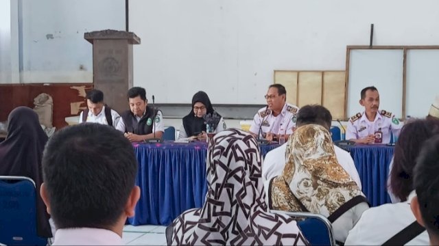 Ket : BKPSDMD Parepare bersama Disdikbud menggelar sosialisasi untuk menguatkan pemahaman para guru tentang pengisian dokumen Penilaian Kinerja Pegawai (Istimewa)