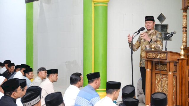 Bupati Gowa Adnan Purichta Ichsan saat memberikan sambutan di sela-sela Tarawih Keliling bersama masyarakat, di Masjid Nurul Jihad, Desa Bontoramba, Kecamatan Pallangga. (Dok. Humas Gowa)
