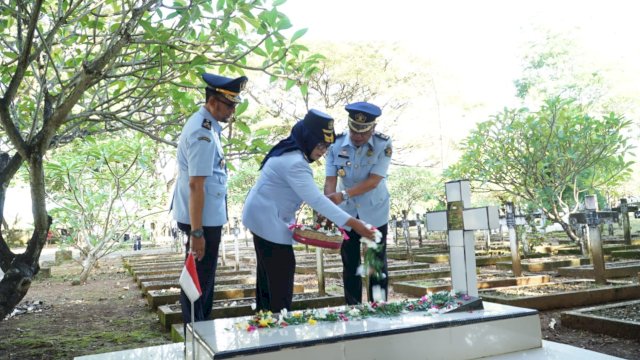 Suasana upacara tabur bunga dan ziarah di Taman Makam Pahlawan (TMP) Panaikang, Paropo, Makassar yang dilakukan jajaran Kanwil Kemenkumham Sulsel dalam rangka merayakan Hari Bhakti Pemasyarakatan ke-59 Tahun 2023, Kamis (06/04). (Dok. Humas Kanwil Kemenkumham Sulsel)