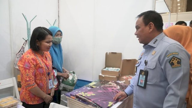 Sekretaris Jenderal Kemenkumham, Komjen Pol. Andap Budhi Revianto saat mengunjungi salah satu tenant di Bazar Ramadan Kemenkumham, yang berlangsung di di Graha Pengayoman Kemenkumham, Senin (03/04). (Dok. Humas Kanwil Kemenkumham Sulsel)