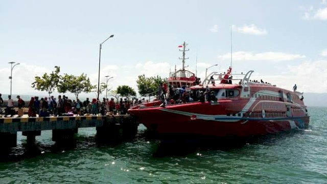 Aktifitas di Pelabuhan Nusantara, Raha, Kabupaten Muna. (Foto: Koran Sultra)