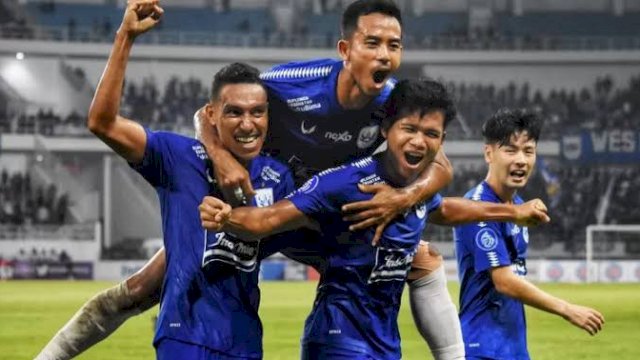 Pemain PSIS Semarang merayakan menangan usai mengalahkan PSM Makassar 4-0 di Stadiion Jatidiri Semarang, Kamis (06/04/2023). (Istimewa)