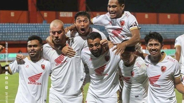 Pemain PSM Makassar merayakan Nuara Liga 1 BRI 2022/2023 usai mengalahkan Madura United 3-1 di Gelora Madura Ratu Pamelingan, Jumat (31/3/2023). (Foto: Tibun)