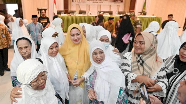 Bupati Luwu Utara Indah Putri Indriani foto bersama JCH di Aula Laga Ligo Kantor Bupati Luwu Utara. Jumat (26/05/2023)