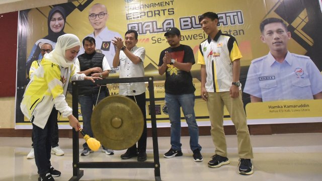 Buapti Luwu Utara Indah Putri Indriani memukul gong tanda dimulainya Turnamen E-Sport di Aula Hotel Bukit Indah Masamba.