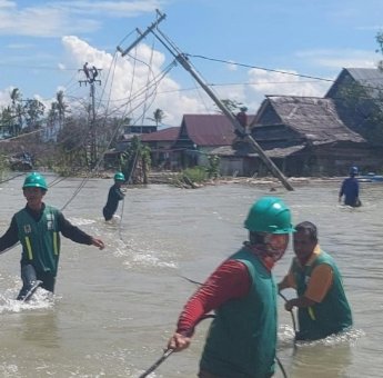 Di Tengah Banjir, Begini Perjuangan Petugas PLN Pulihkan Pasokan Listrik di Luwu Utara