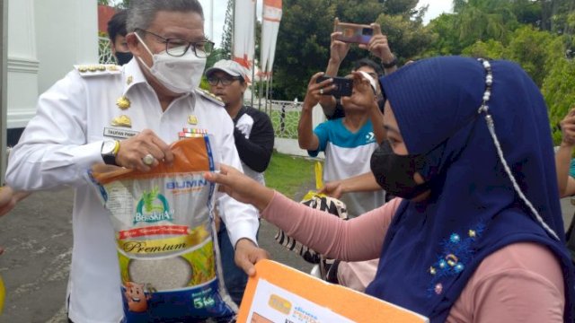 Ket : Wali Kota Parepare, Taufan Pawe saat menyerahkan secara simbolis paket pasar murah kepada warga